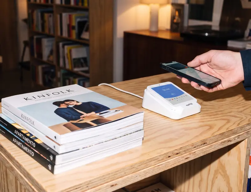 myPOS Flex appoggiato al bancone di una libreria